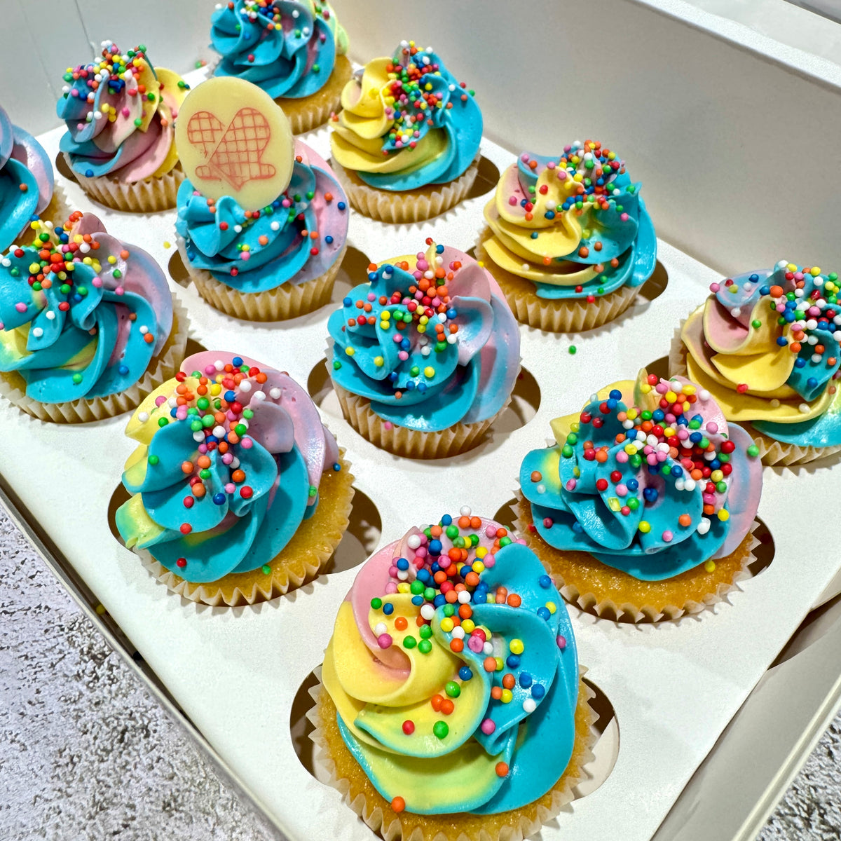 Mini_rainbow_cupcakes