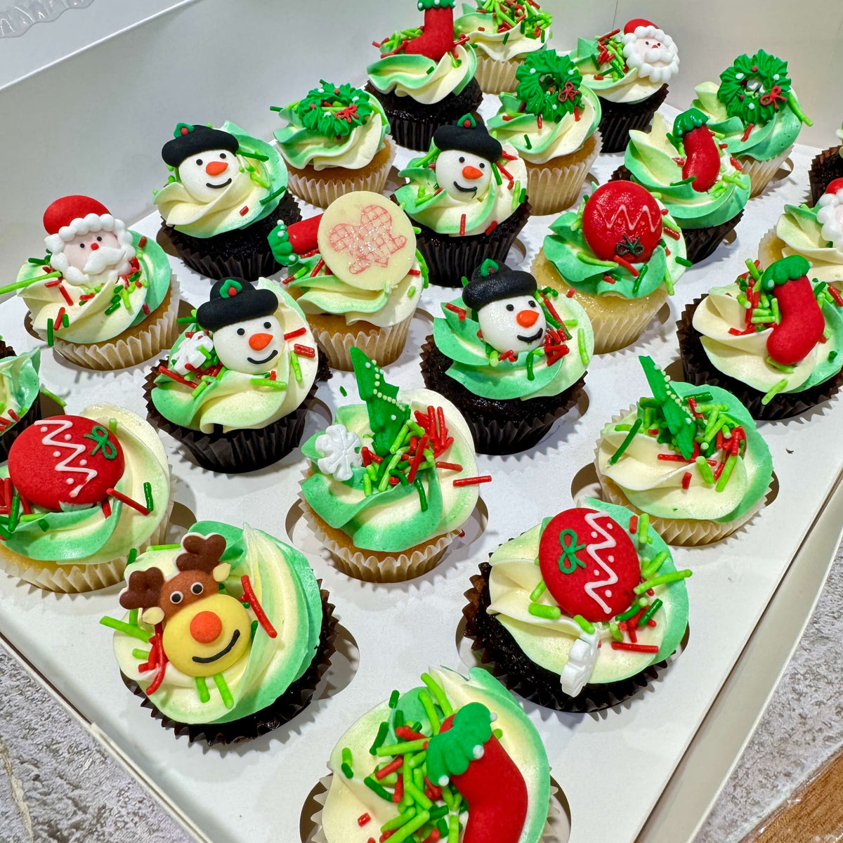 assorted_Christmas_cupcakes_in _a_box