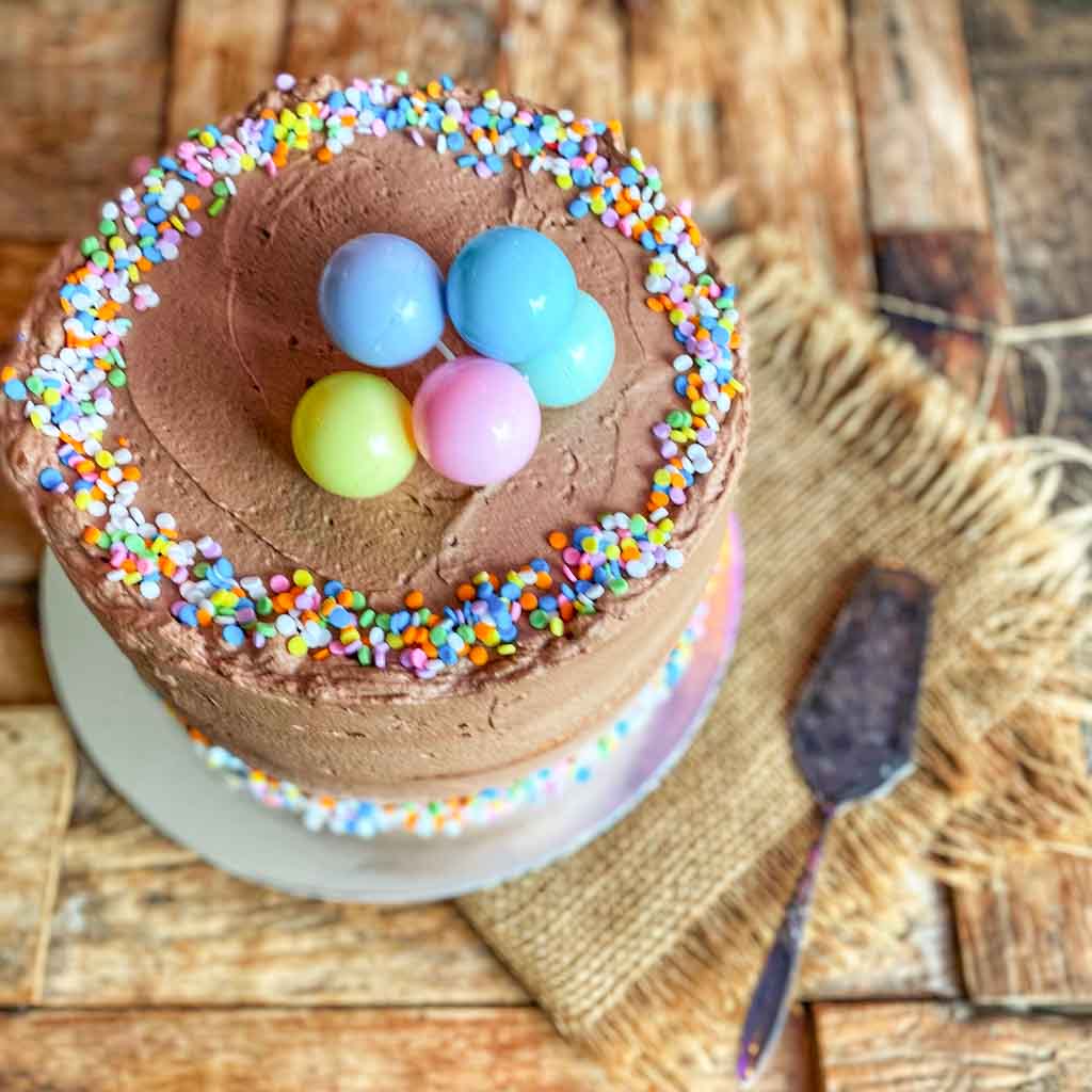Chocolate cake with macarons and balloons : r/cakedecorating